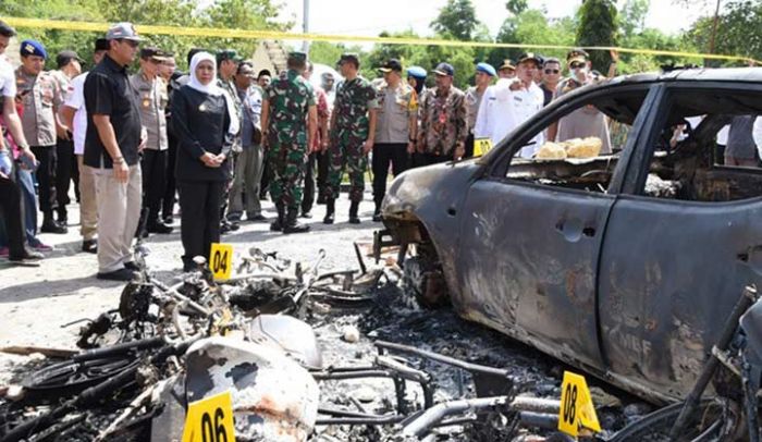 Khofifah Tinjau Lokasi Kerusuhan Sampang: Silaturahmi dengan Para Ulama Jadi Solusi Redam Konflik Khofifah Tinjau Lokasi Kerusuhan Sampang: Silaturahmi dengan Para Ulama Jadi Solusi Redam Konflik