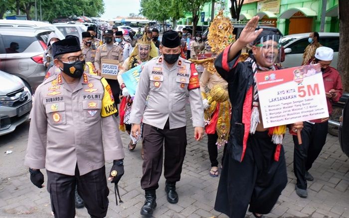 Bersama "Mbah Bejo", Kapolresta Sidoarjo Beri Edukasi 5M di Pasar Porong