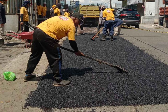 Gercep, DPUTR Gresik Aspal Jalan Raya Grogol yang Ditanami Warga Pohon Pisang Gercep, DPUTR Gresik Aspal Jalan Raya Grogol yang Ditanami Warga Pohon Pisang