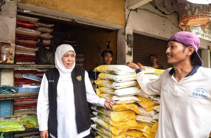 Stabilkan Harga, Gubernur Khofifah Gelontor 20 Ton Beras pada Operasi Pasar di Sidoarjo Stabilkan Harga, Gubernur Khofifah Gelontor 20 Ton Beras pada Operasi Pasar di Sidoarjo