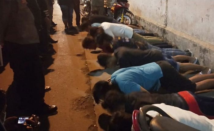 Bergerombol di Bawah Flyover, Belasan Remaja di Jombang Kocar-kacir Saat Dirazia Polisi Bergerombol di Bawah Flyover, Belasan Remaja di Jombang Kocar-kacir Saat Dirazia Polisi