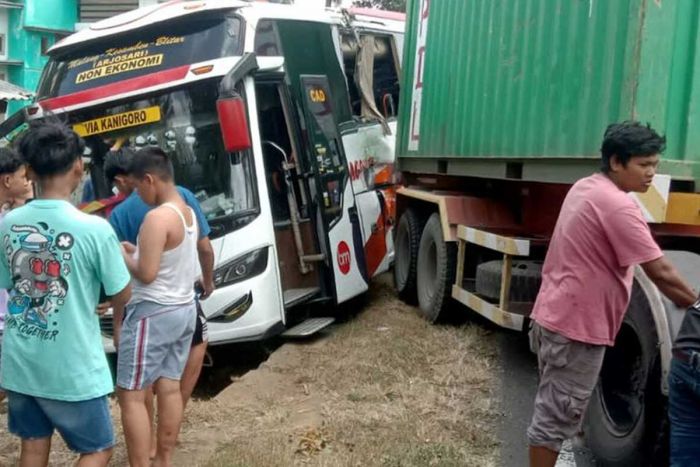 Tak Kuat Menanjak, Truk Kontainer di Blitar Tabrak Bus Bagong Tak Kuat Menanjak, Truk Kontainer di Blitar Tabrak Bus Bagong