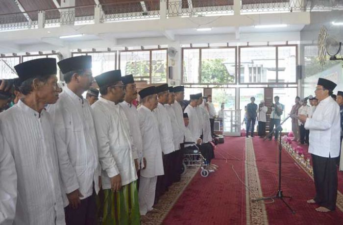 Bupati Sambari Kukuhkan Abdul Munif Ketua sebagai Baznas Gresik Periode 2017-2022  