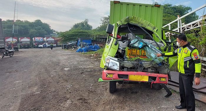 Tabrak Truk Tronton di Jalan Raya Trosobo Sidoarjo, Penumpang Truk Boks Tewas