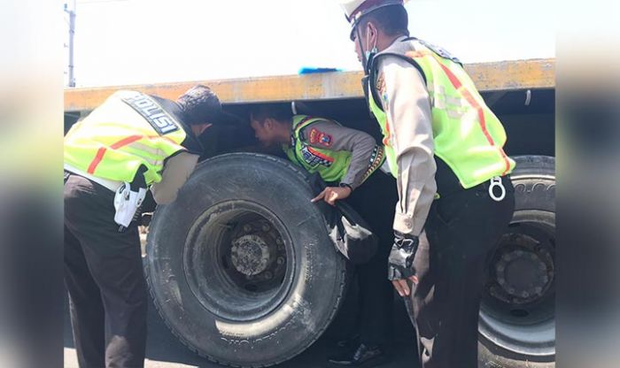 Terpeleset, Pengendara Motor Tewas Terlindas Truk Kontainer di Gedangan Sidoarjo