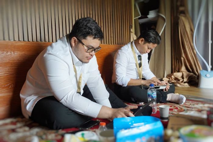 Bupati Kediri Manfaatkan Waktu Istirahat Retreat untuk Kerjakan Tugas Esai Bupati Kediri Manfaatkan Waktu Istirahat Retreat untuk Kerjakan Tugas Esai