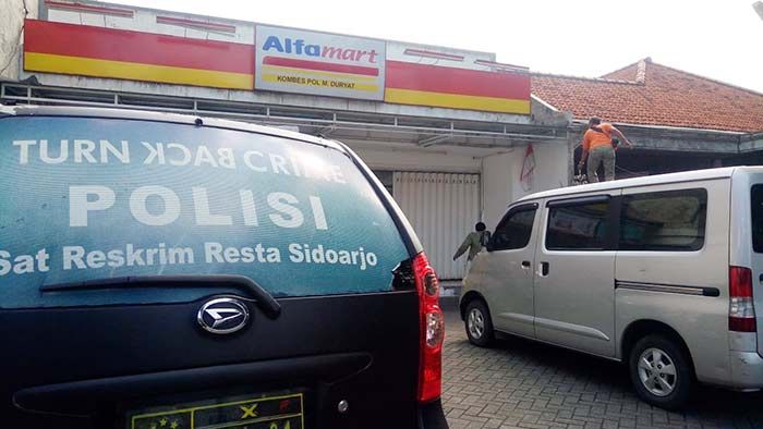 Maling di Sidoarjo Terekam CCTV Bawa Karung dan Gasak Barang Dagangan Minimarket Maling di Sidoarjo Terekam CCTV Bawa Karung dan Gasak Barang Dagangan Minimarket