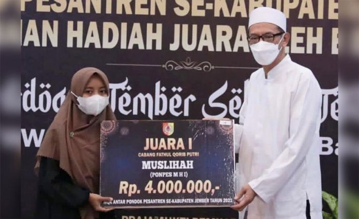 Wabup Jember Gus Firjaun Serahkan Hadiah Pemenang MQK