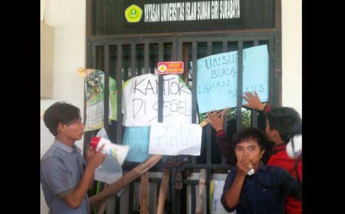 Mahasiswa Unsuri Segel Kantor Yayasan dan Rektorat, Tuntut Transparansi Sumbangan Alumni