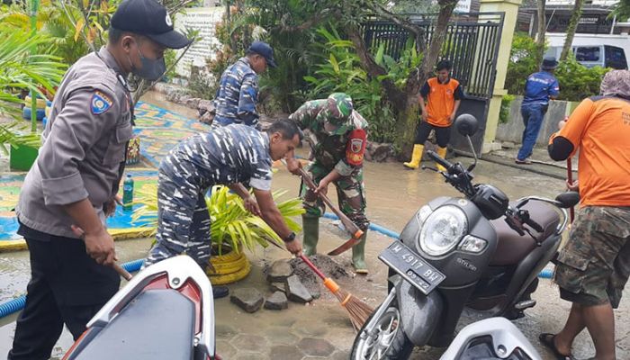 Personel Gabungan di Pamekasan Bersihkan Lumpur Sisa Banjir