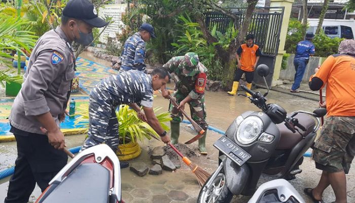 Personel Gabungan di Pamekasan Bersihkan Lumpur Sisa Banjir Personel Gabungan di Pamekasan Bersihkan Lumpur Sisa Banjir