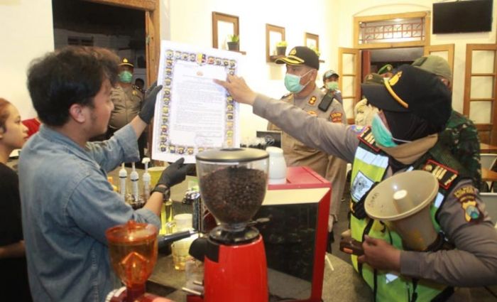 Milenial yang Masih Nekat Nongkrong akan Dibubarkan Aparat dan Terancam Hukuman Penjara Milenial yang Masih Nekat Nongkrong akan Dibubarkan Aparat dan Terancam Hukuman Penjara
