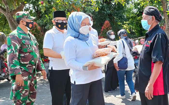 Peduli Pedagang Terdampak Pandemi, Kadin Kabupaten Kediri Bagikan 500 Paket Sembako Peduli Pedagang Terdampak Pandemi, Kadin Kabupaten Kediri Bagikan 500 Paket Sembako
