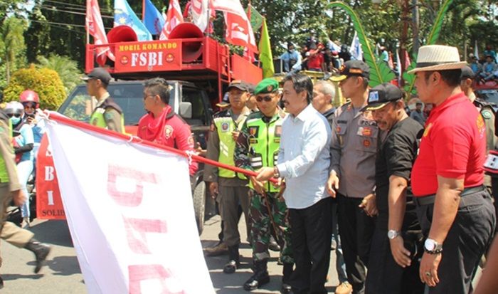 Wabup Sidoarjo Berangkatkan Ribuan Buruh ke Surabaya Wabup Sidoarjo Berangkatkan Ribuan Buruh ke Surabaya