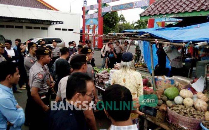 Eksekusi Kios di Klenteng Tuban Nyaris Ricuh, Dua Kubu Bersitegang Eksekusi Kios di Klenteng Tuban Nyaris Ricuh, Dua Kubu Bersitegang