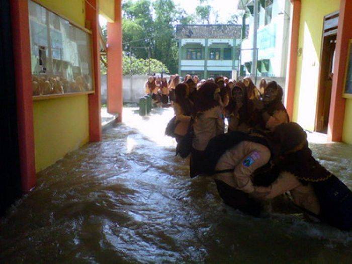 Banjir, Proses Belajar Mengajar di Ponpes at-Tanwir Dihentikan