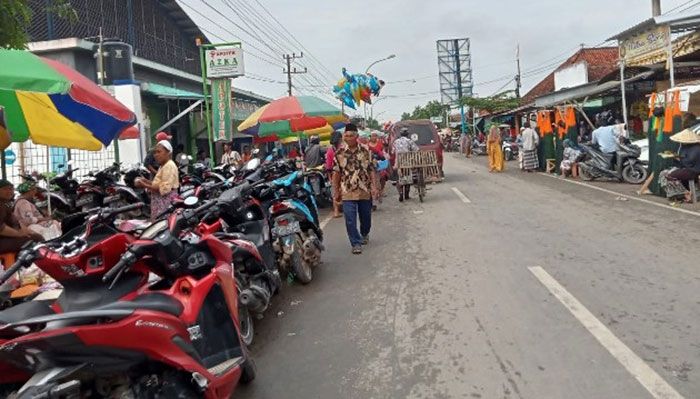 Minim Pengawasan, Bahu Jalan Pasar Kedungdung Sampang Dijadikan Tempat Parkir Minim Pengawasan, Bahu Jalan Pasar Kedungdung Sampang Dijadikan Tempat Parkir