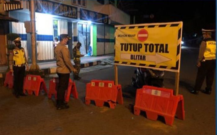 PPKM Darurat, Polisi di Blitar Amankan Perbatasan hingga Gerebek Judi Sabung Ayam