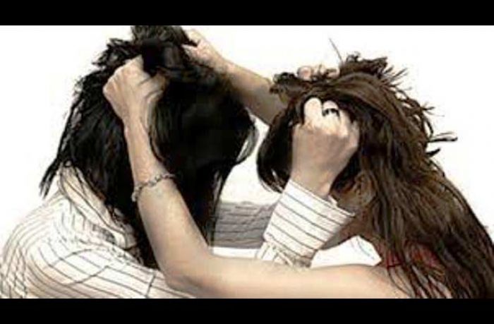 Cemburu, Istri Hajar Teman Wanita Suami Pakai Sandal Jepit Cemburu, Istri Hajar Teman Wanita Suami Pakai Sandal Jepit