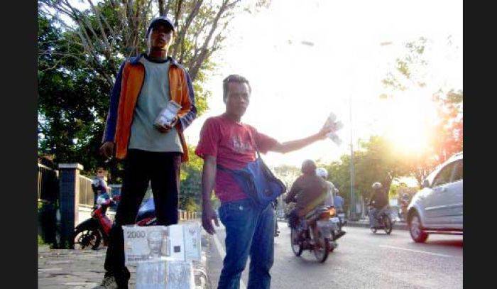 Menjamur, Jasa Tukar Uang Kertas Baru di Gresik Menjamur, Jasa Tukar Uang Kertas Baru di Gresik
