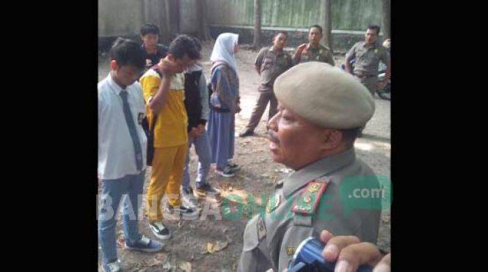 Razia Pelajar Bolos di Kediri, 24 Siswa Terjaring, Diminta Hormat kepada Merah Putih Razia Pelajar Bolos di Kediri, 24 Siswa Terjaring, Diminta Hormat kepada Merah Putih