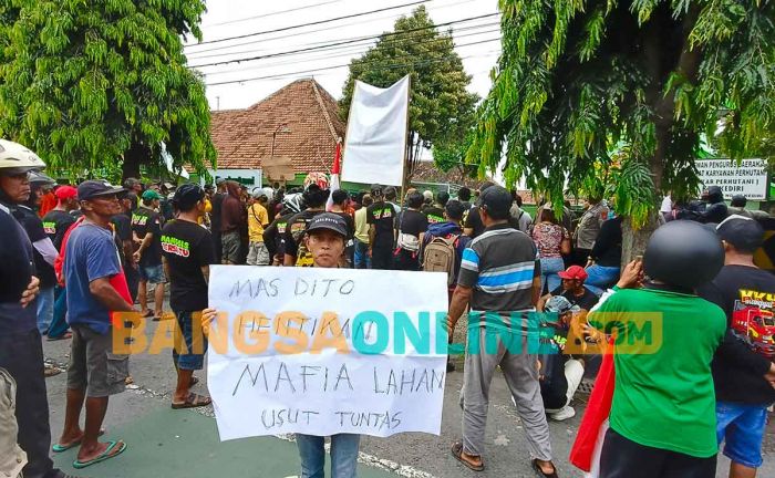 Tuntut Hak Garap Lahan, Ratusan Warga Puncu Demo ke Kantor Perhutani Kediri Tuntut Hak Garap Lahan, Ratusan Warga Puncu Demo ke Kantor Perhutani Kediri