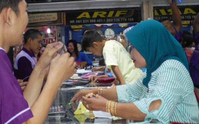Petani di Lamongan Serbu Toko Emas Usai Panen Petani di Lamongan Serbu Toko Emas Usai Panen