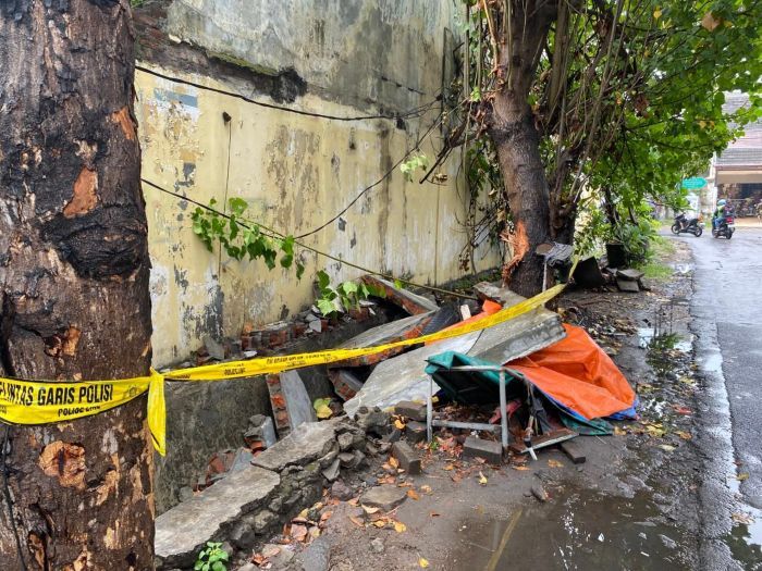 Tukang Parkir Tewas Tertimpa Tembok Polsek Dukuh Pakis Surabaya, Jenazah Dimakamkan di Madura Tukang Parkir Tewas Tertimpa Tembok Polsek Dukuh Pakis Surabaya, Jenazah Dimakamkan di Madura