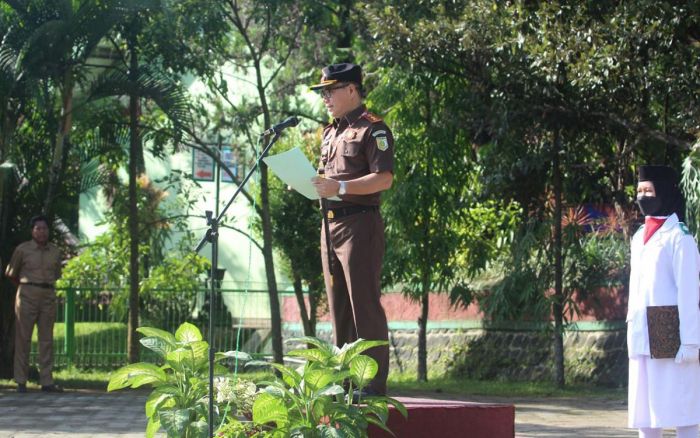 Jadi Pembina Upacara, Kajari Nganjuk Beri Penyuluhan Hukum di SMP Negeri 1 Sawahan