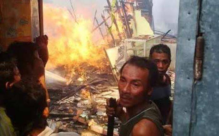 Kebakaran Pasar Sukodadi Lamongan, Puluhan Kios Ludes Kebakaran Pasar Sukodadi Lamongan, Puluhan Kios Ludes
