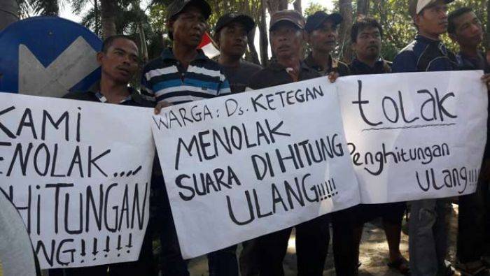 Wadul Soal Pilkades, Warga Dua Desa Demo ke Dewan Sidoarjo Wadul Soal Pilkades, Warga Dua Desa Demo ke Dewan Sidoarjo