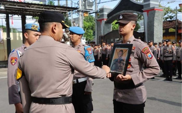 Terlibat Peredaran Narkoba, Oknum Anggota Polisi di Tulungagung Diberhentikan dari Jabatannya Terlibat Peredaran Narkoba, Oknum Anggota Polisi di Tulungagung Diberhentikan dari Jabatannya