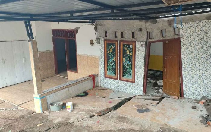 Tanah Gerak di Jombang saat Hujan Deras, 12 Rumah Warga Rusak Tanah Gerak di Jombang saat Hujan Deras, 12 Rumah Warga Rusak