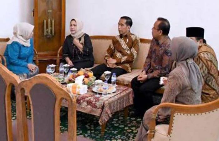 Jokowi Bersama Istri Jenguk KH. Hasyim Muzadi di Kediaman Cengger Ayam