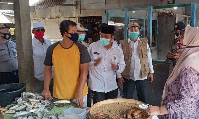 Pastikan Penerapan Protokol Kesehatan, Wabup Qosim Sapa Pedagang Pasar Balongpanggang Pastikan Penerapan Protokol Kesehatan, Wabup Qosim Sapa Pedagang Pasar Balongpanggang