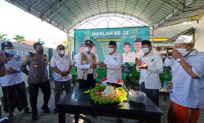 Peringati Harlah Ke-23, DPC PKB Bangkalan Gelar Vaksinasi Covid-19 dan Pembagian Sembako Peringati Harlah Ke-23, DPC PKB Bangkalan Gelar Vaksinasi Covid-19 dan Pembagian Sembako