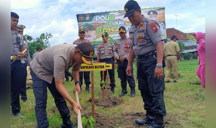 Aksi Tanam Pohon Polres Blitar Dimulai dari Wilayah Rawan Bencana