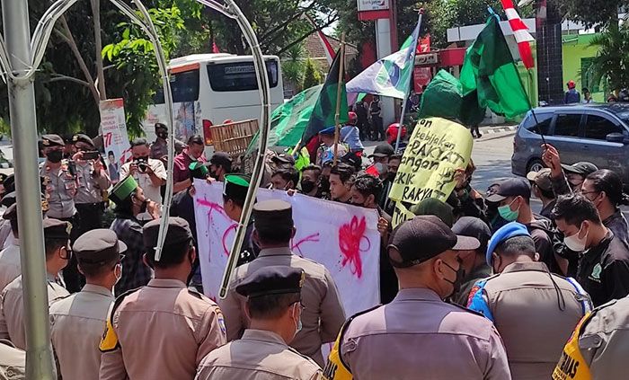 Tolak Kenaikan Harga BBM, DPRD Kota Kediri Didemo Puluhan Mahasiswa Tolak Kenaikan Harga BBM, DPRD Kota Kediri Didemo Puluhan Mahasiswa
