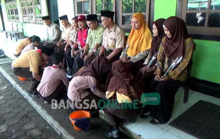 Peringati HGN, Siswa-siswi di Jombang Sungkem dan Basuh Kaki Guru