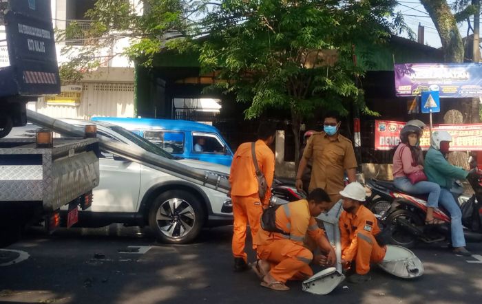 Tiang PJU di Jalan Letjen Sutoyo Kota Malang Roboh Menimpa Pengendara Motor Tiang PJU di Jalan Letjen Sutoyo Kota Malang Roboh Menimpa Pengendara Motor