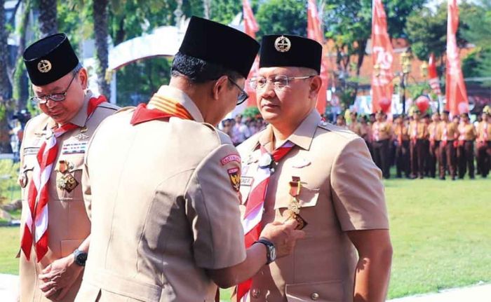 Pj Wali Kota Batu Raih Penghargaan di Peringatan Hari Pramuka ke-63 Pj Wali Kota Batu Raih Penghargaan di Peringatan Hari Pramuka ke-63