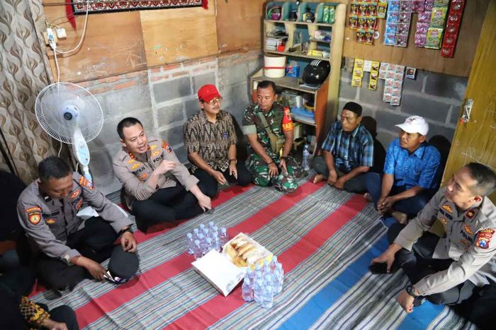 Blusukan ke Rumah Warga, Kapolres Gresik Dengarkan Keluhan Warga Randuagung Blusukan ke Rumah Warga, Kapolres Gresik Dengarkan Keluhan Warga Randuagung