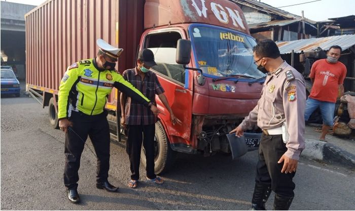 Keluar SPBU Tak Hati-hati, Colt Diesel Tabrak Pemotor, Akibatnya ...