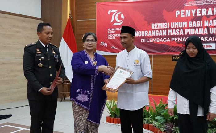 Pj Wali Kota Zanariah Serahkan Remisi Umum untuk Warga Binaan Lapas Kelas IIA Kediri Pj Wali Kota Zanariah Serahkan Remisi Umum untuk Warga Binaan Lapas Kelas IIA Kediri