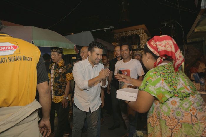 Emil Dardak Sahur Bareng Pedagang Pasar dan Relawan Emil Dardak Sahur Bareng Pedagang Pasar dan Relawan