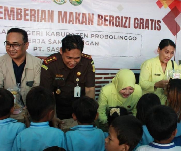 Sukseskan Program MBG, Kejari Probolinggo Kembali Bagikan Paket Makanan untuk Siswa Sukseskan Program MBG, Kejari Probolinggo Kembali Bagikan Paket Makanan untuk Siswa