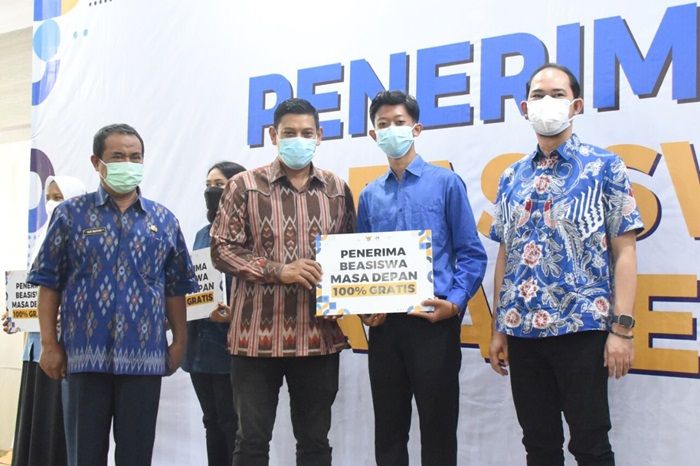 Gandeng Udinus, Wali Kota Kediri Serahkan Beasiswa Masa Depan 2021 kepada 50 Penerima Gandeng Udinus, Wali Kota Kediri Serahkan Beasiswa Masa Depan 2021 kepada 50 Penerima