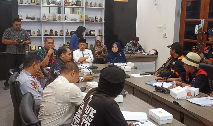 Puluhan Aktivis Demo di DPRD Gresik, ini Tuntutannya Puluhan Aktivis Demo di DPRD Gresik, ini Tuntutannya