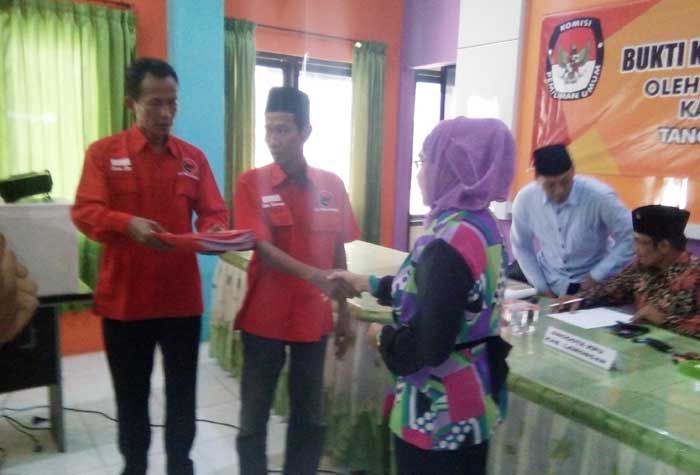 Serahkan Berkas Verifikasi Parpol ke KPUD, PDIP Lamongan Optimis Tambah Kursi di Pileg Serahkan Berkas Verifikasi Parpol ke KPUD, PDIP Lamongan Optimis Tambah Kursi di Pileg