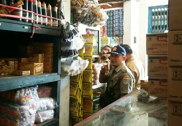 Sisir Pasar dan Pertokoan, Tim Pengawas OMKA Malang Temukan Makanan Kadaluarsa hingga Obat Berbahaya